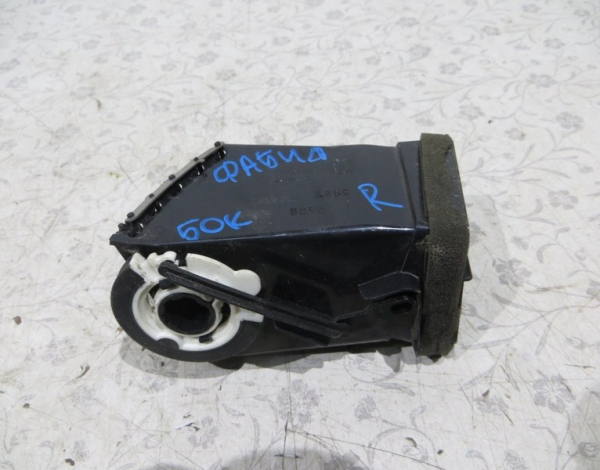 Дефлектор в торпедо боковой правый для Skoda Fabia 2 с 2007 г (5J0819702) купить с разбора в Челябинске