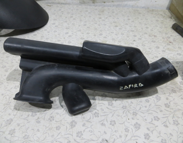 Воздухозаборник для Opel Zafira с 2005 г (55562484) купить с разбора в Челябинске