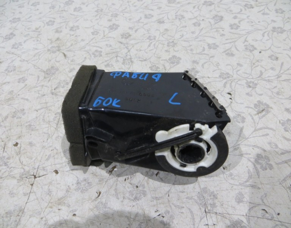 Дефлектор в торпедо боковой левый для Skoda Fabia 2 с 2007 г (5J0819701) купить с разбора в Челябинске