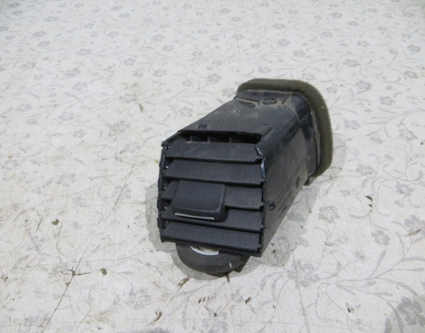 Дефлектор в торпедо боковой левый для Skoda Fabia 2 с 2007 г (5J0819701) купить с разбора в Челябинске