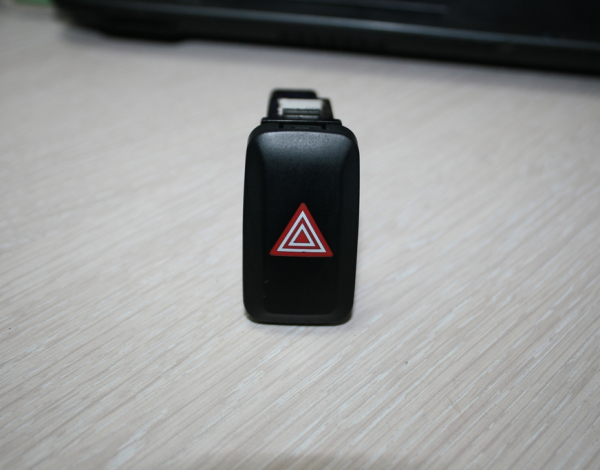 Кнопка аврийной сигнализации для Kia Rio 3 с 2011 г (937914Y000) купить с разбора в Челябинске