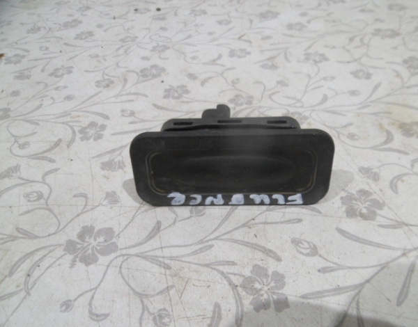 Кнопка открывания багажника для Renault Fluence с 2009 г (8200076256) купить с разбора в Челябинске