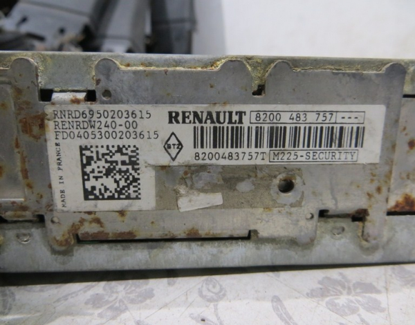 Магнитола для Renault Megane 2 с 2002 г (8200483757) купить с разбора в Челябинске