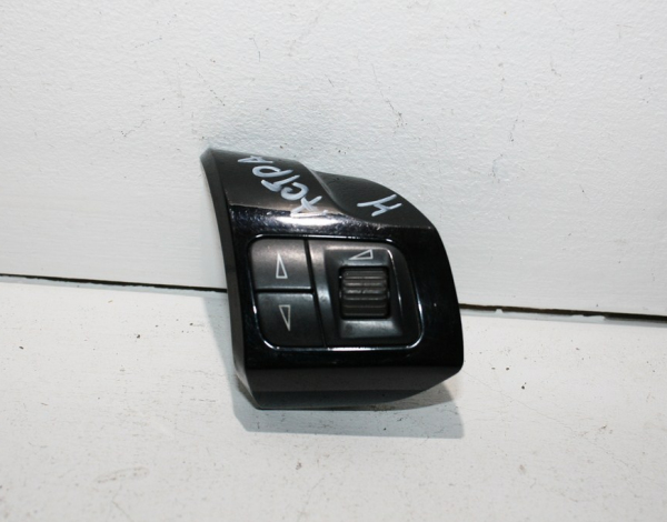 Многофункциональная кнопка руля для Opel Astra H (13251120) купить с разбора в Челябинске