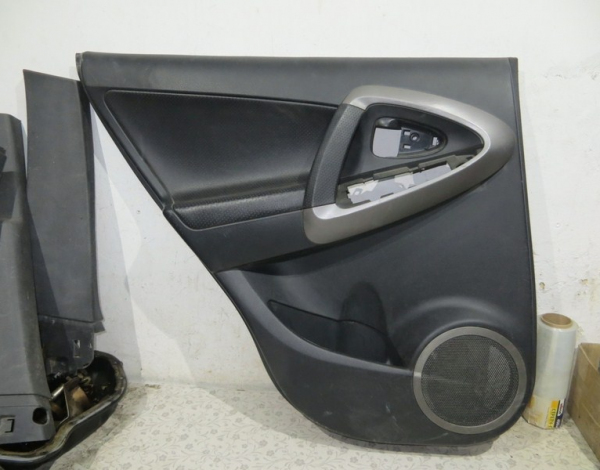Обшивка задней левой двери для Toyota RAV-4 с 2006 г (6764042340) купить с разбора в Челябинске
