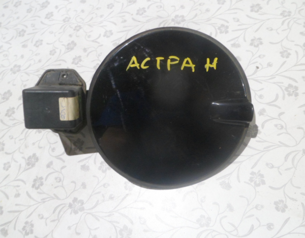 Лючок бензобака для Opel Astra H (13111596) купить с разбора в Челябинске