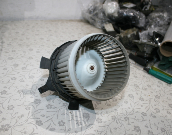 Моторчик печки для Citroen C-Elysee с 2012 г (5P4330000) купить с разбора в Челябинске