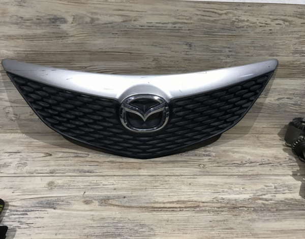 Решетка радиатора Mazda 3 BK хетчбек купить с разбора в Челябинске