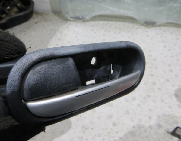Ручка двери задняя левая внутренняя для Mazda CX-7 с 2007 г (EH4573330A02) купить с разбора в Челябинске
