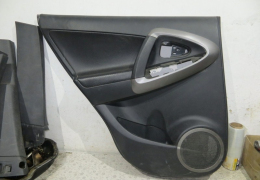 Обшивка задней левой двери для Toyota RAV-4 с 2006 г (6764042340) в наличии на складе