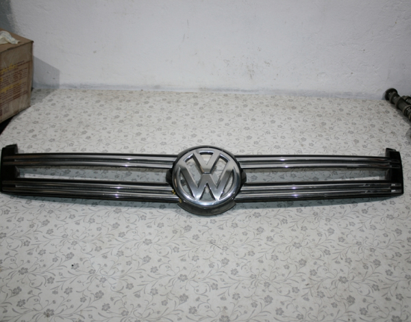 Накладка решётки радиатора для Volkswagen Tiguan с 2007 г (5N0853655) купить с разбора в Челябинске