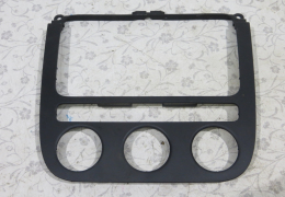 Рамка магнитолы для Volkswagen Golf 5 с 2003 г (1K0858071E) в наличии на складе