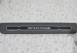 Накладка переднего правого порога для Kia Sportage 3 с 2010 г (858833W500) в наличии на складе