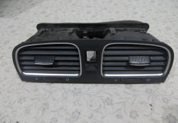 Дефлектор в торпедо центральный для Volkswagen Golf 6 с 2009 г (5K0819735D) в наличии на складе